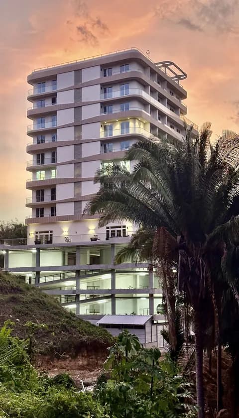 The Duna residential tower in Próspera, Honduras, at sunset