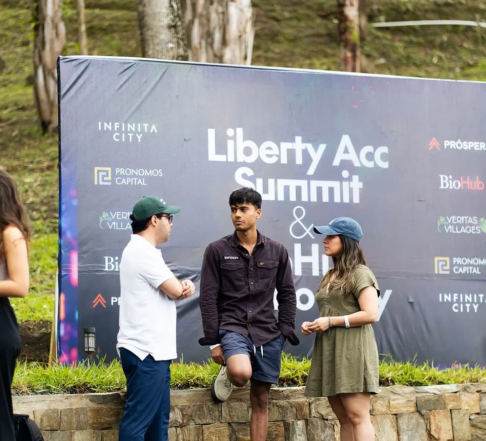 Attendees connecting at a summit in Próspera, Roatán