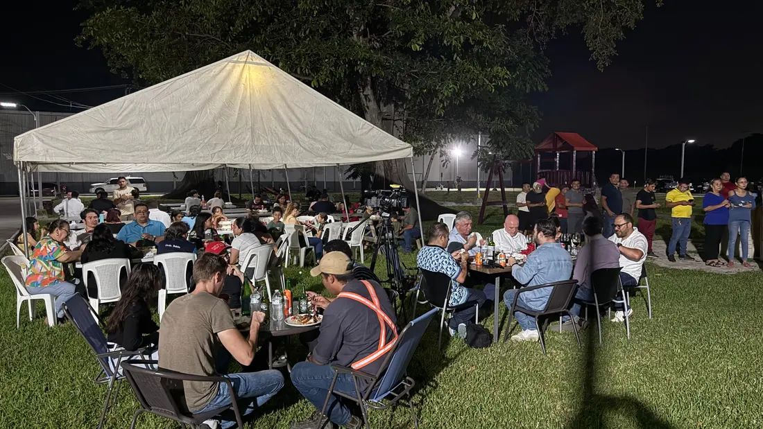 Residents sharing an outdoor community meal at Ciudad Morazán